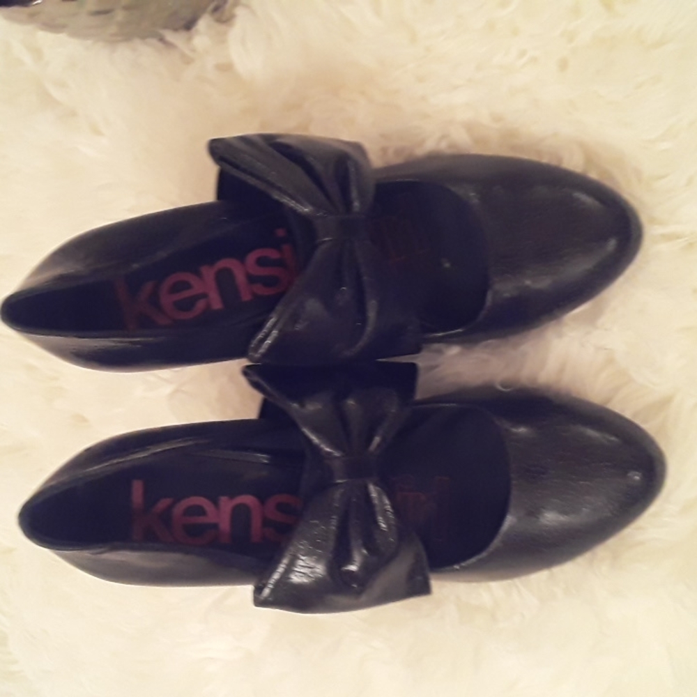Never worn black heel shoes with bow (sz.9)